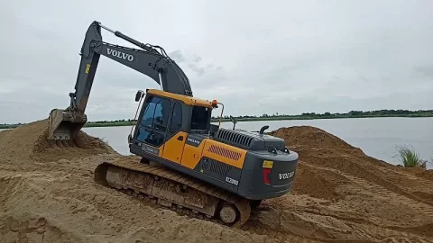 Гусеничный экскаватор Volvo EC200D